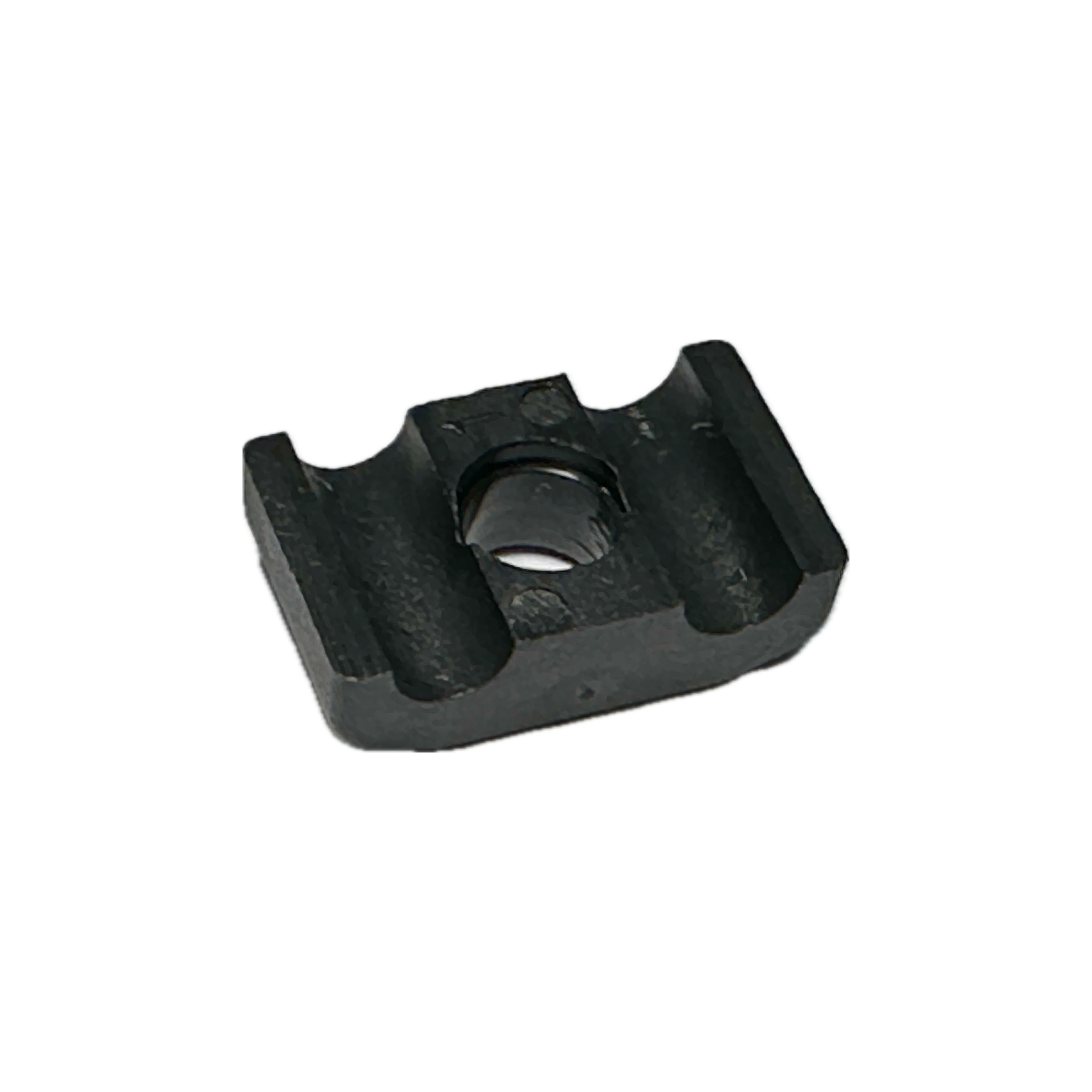 Spona vstrekovacích trubiek