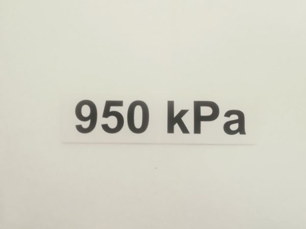 Nálepka – označenie tlaku v pneumatikách – 950 kPa