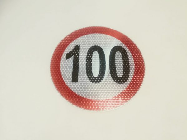nalepka-maximalnej-rychlosti-100
